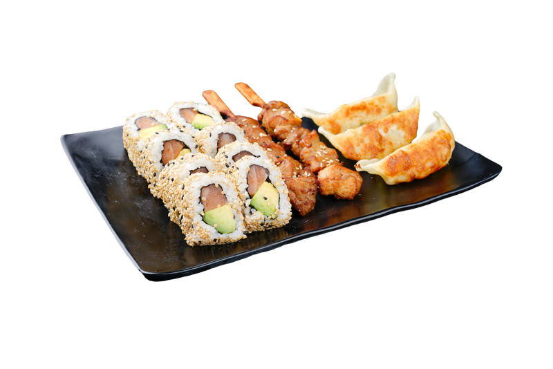 PL22. 1 soupe, 1 salade chou,8 California saumon avocat, 3 gyoza poulet,1 paire brochette poulet