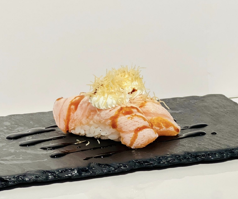 400. nigiri salmone fly