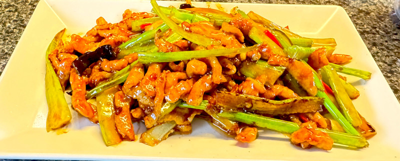 Z4. 芹菜炒肉丝 Sautiertes Schwein mit Sellerie *a