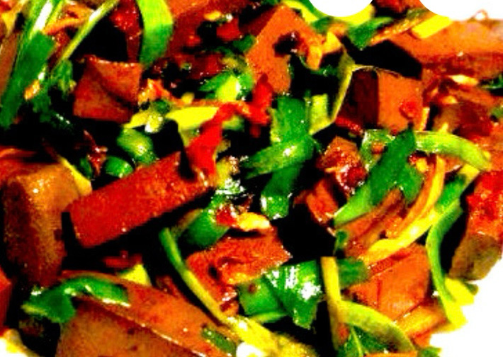 J14. Gebratenes Entenblut mit chinesischem Schnittlauch *a