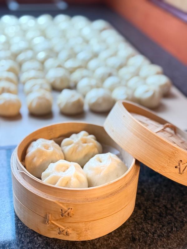 R13 猪肉小笼包 Schweinefleisch klein Baozi 12 Stück