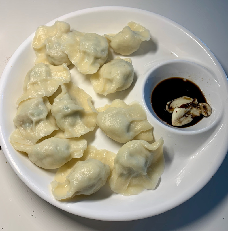 R12 牛肉水饺/蒸饺 Rindfleisch Jiaozi (12 Stück/ Portion gekocht im Wasser/dämpfer)