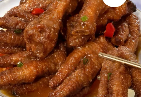 J10. 香辣凤爪 Hähnchenbeine mit scharfen Chilis *a