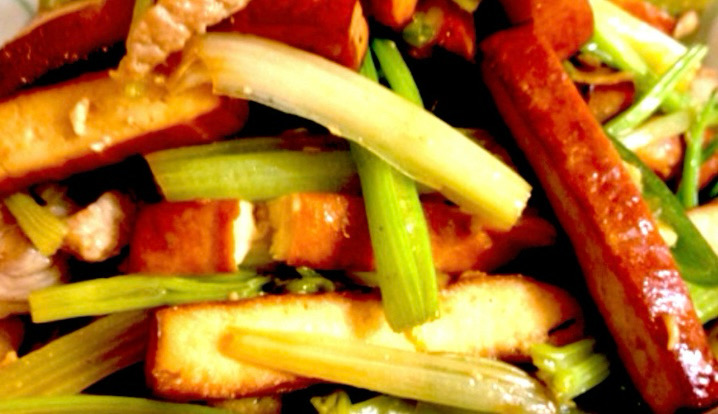 C4. Gewürzter Tofu sautiert mit Sellerie *ae 芹菜香干