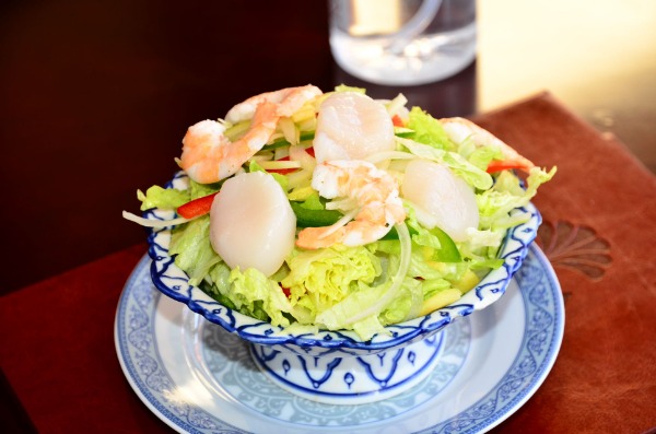 T3 Salade de fruits de mer à la citronnelle (ananas frais)