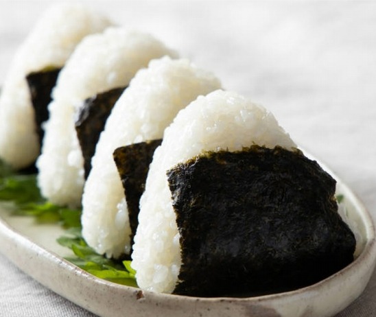 12. Onigiri salmone
