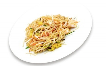 143. Spaghetti di riso con gamberi uova verdure