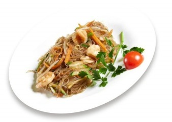 140. Spaghetti di soia con gamberi e verdure