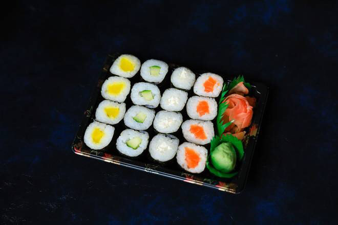 J6 4 maki saumon +4 maki concombre +4 maki chesse +4 maki radi