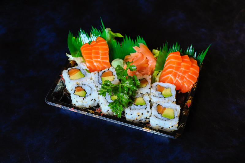 J4 8 California avocat saumon +6 sashimi saumon