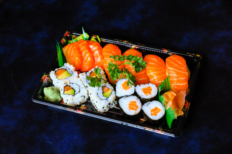 J13 4 California avocat saumon +4 maki saumon +4 sushi saumon +3 sashimi