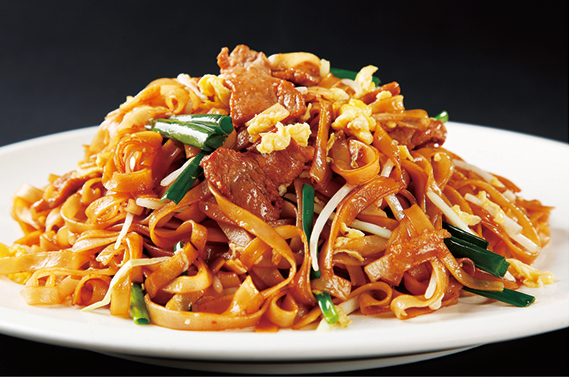Stir-fried rice noodles with beef