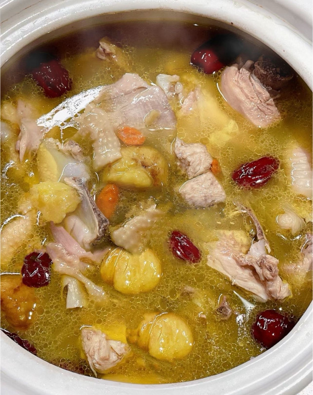 滋补鸡汤,pollo nutriente