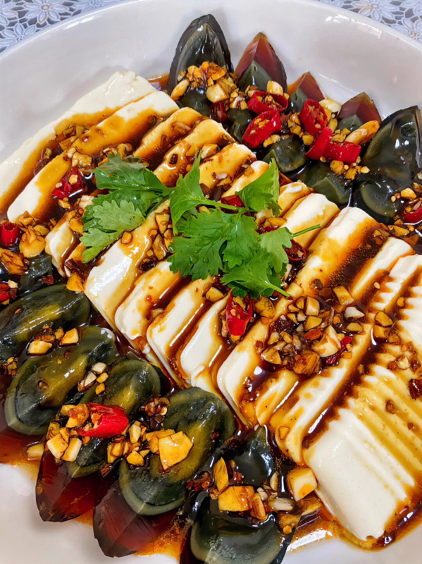 皮蛋豆腐tofu con uovo marinato