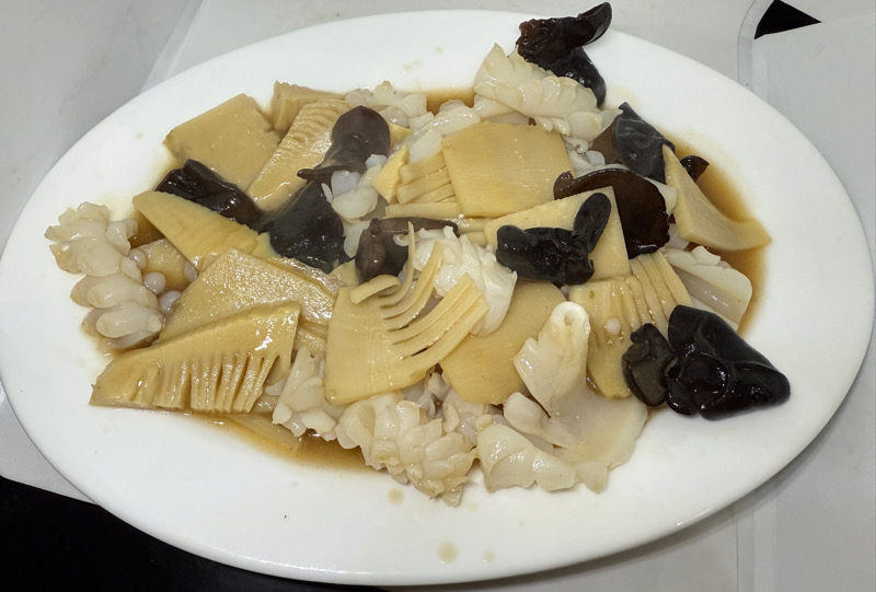111. CALAMARI CON FUNGHI BAMBU