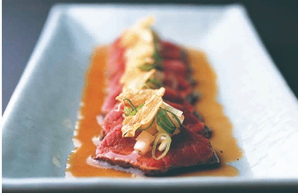 Ta8. Beef tataki con granella di cipolla fritta