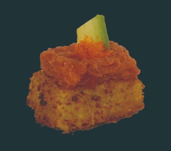 O6. Cubetto di riso fritto con tartare di salmone