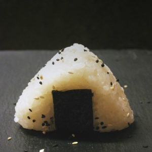 ON1. Onigiri con tartare di pesce misto