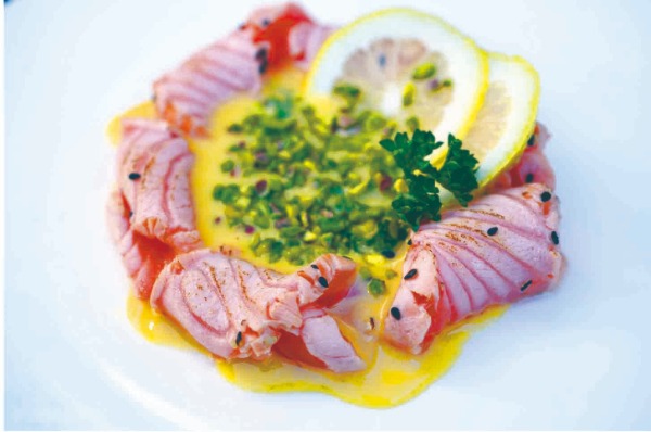 Ta0. Tataki di salmone con salsa di mango e pistacchio