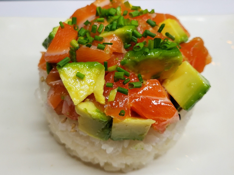 TT1.Tartare de saumon avocat à l’huile de truffe et ciboulettes