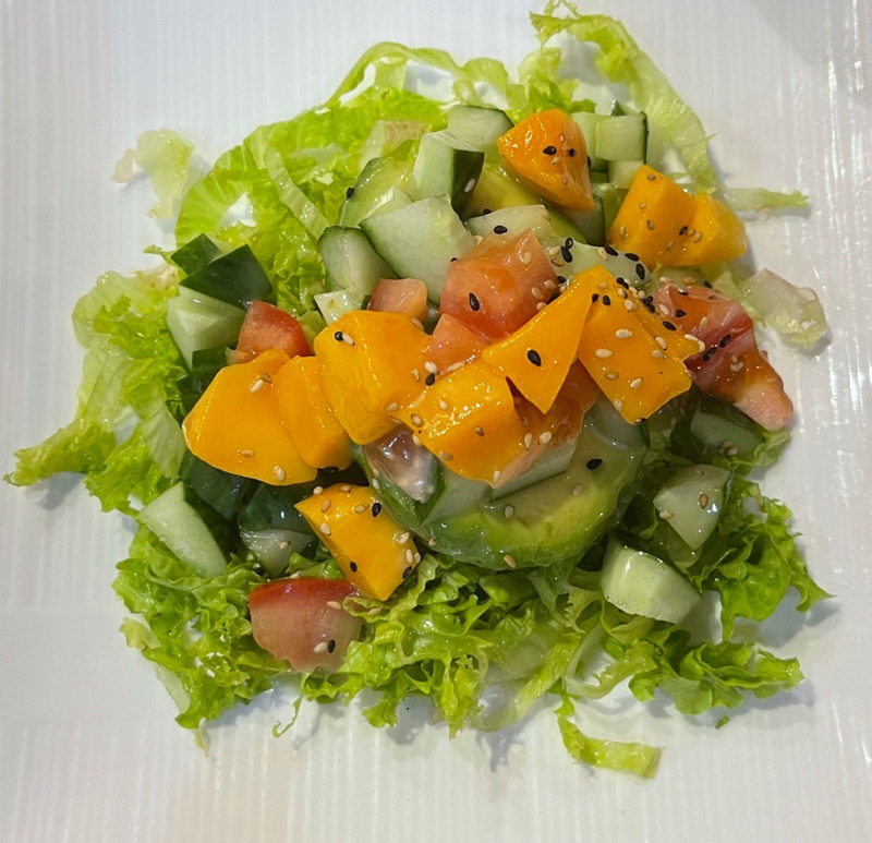 104B salade demi avocat avec la mangue