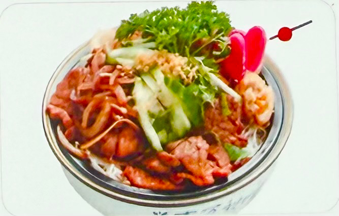 MENU 10. Bò-Bún Boeuf aux oignons avec salade