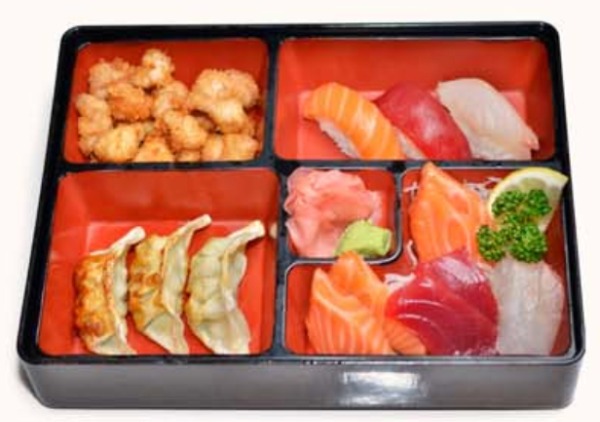 38A. Beignet de poulet , 3 sushi, 8 sashimi, 3 Raviolis grillés