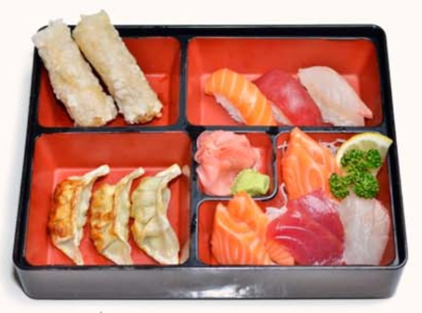 38C. 2 Nem crevette, 3 Raviolis grillés, 3 sushi, 8 sashimi