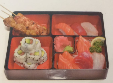 38E. 3 Brochettes 8 California maki, 3 sushi, 8 sashimi