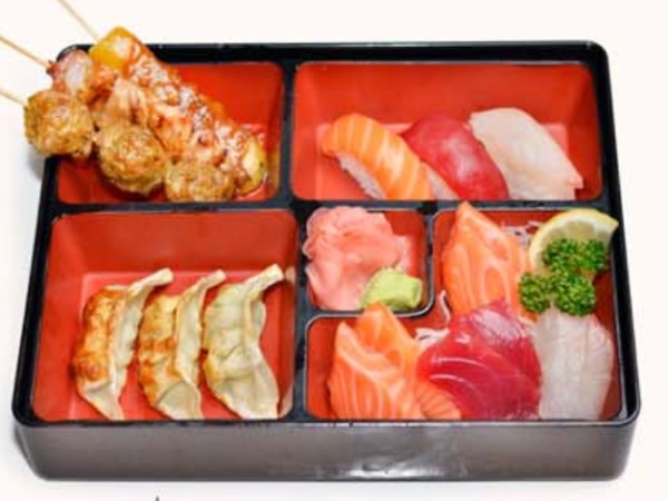 38B. 3 Raviolis Brochettes; 3 sushi; 8 sashimi