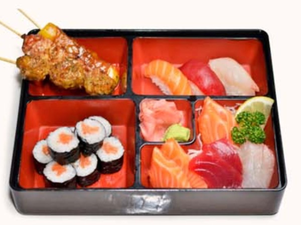 38D. 3 Brochettes 8 Maki saumon, 3 sushi, 8 sashimi
