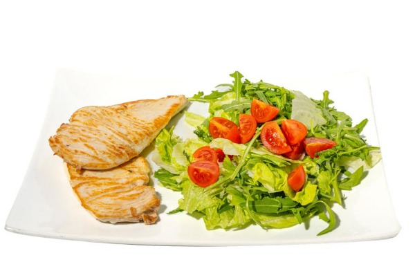 68. Chicken breast on grill plate with salad (1,7)