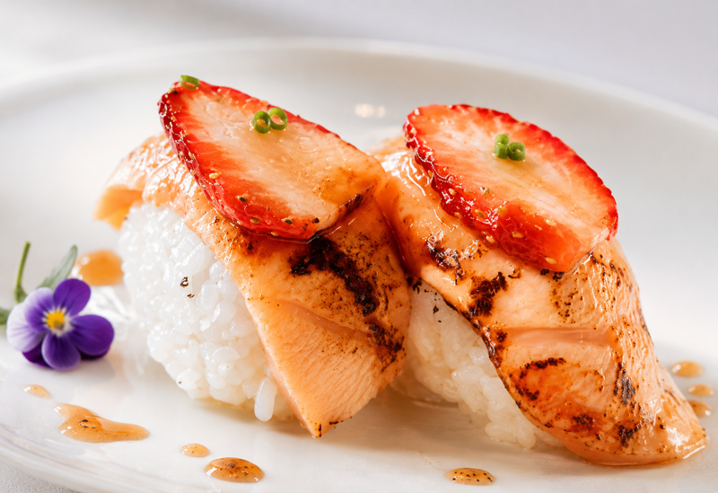 Sushi saumon flambé à la fraise 2 pièces