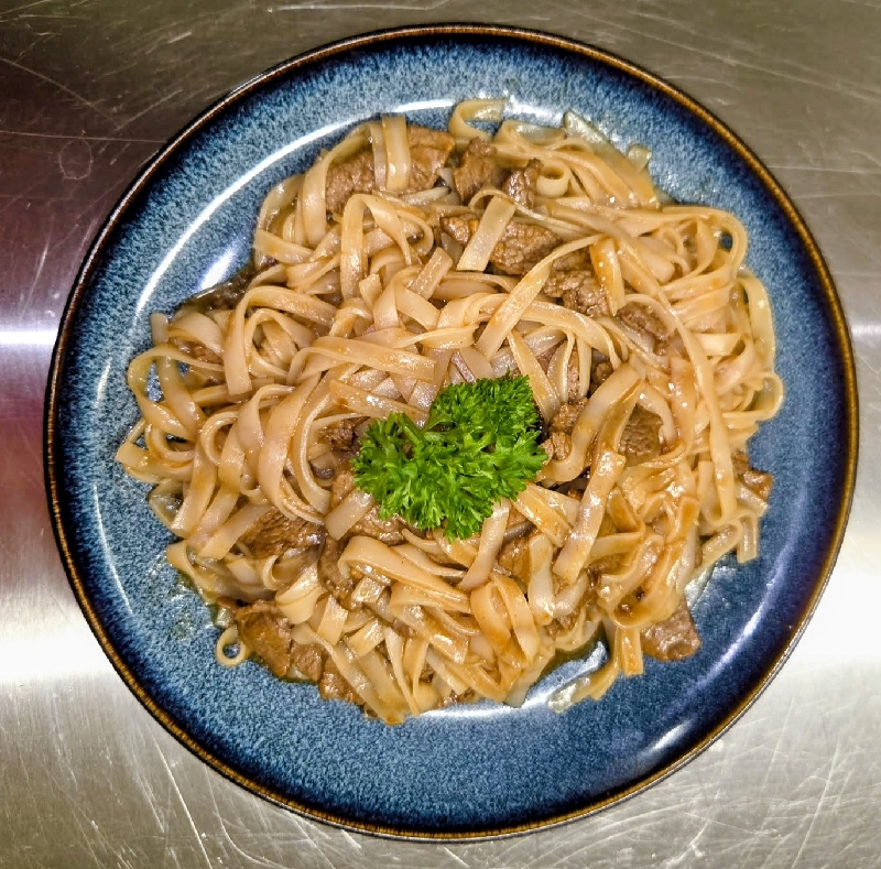 Larges nouilles de riz au canard