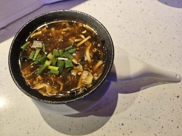 Soupe aigre piquante de champignons noirs, tofu et œuf