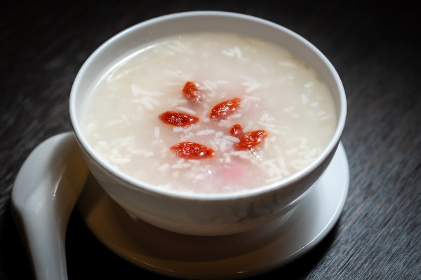 Soupe de riz fermenté avec boulettes de riz gluant