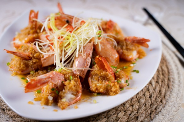 Gambas à la vapeur avec vermicelles à la sauce à l'ail
