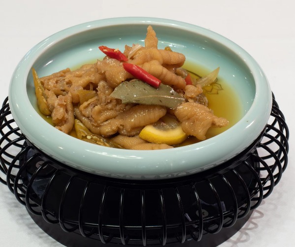 Pattes de poulet aux piments en saumure