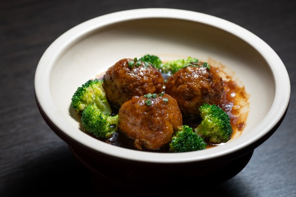 Boulettes de porc braisées enrobées de sauce brune
