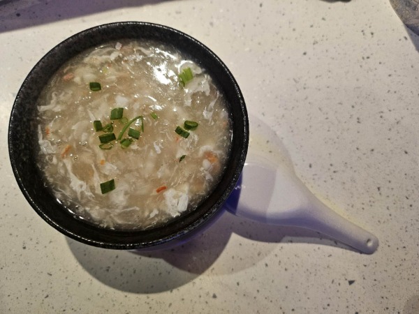 Soupe aux fruits de mer (coquille Saint-Jacques, chair de crabe et calamar)