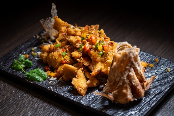 Loup de mer croustillant au sel et poivre 600g