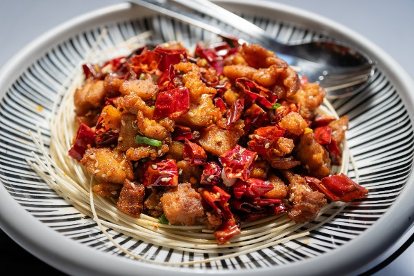 Dés de cuisses de poulet frits sautés aux piments séchés, poivres de Sichuan
