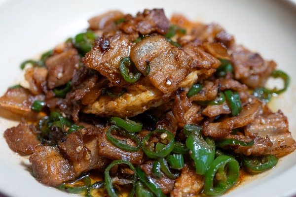 Poitrine de porc en fine tranche aux piments, ciboulette chinoise et œuf