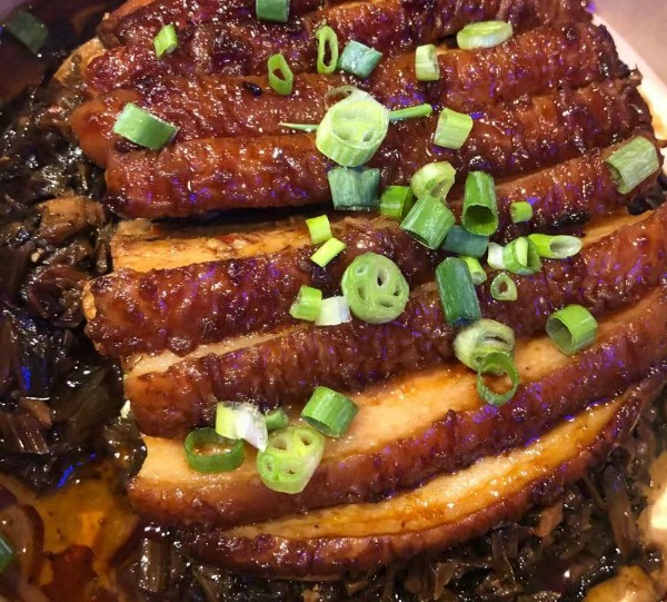 Poitrine de porc braisé aux feuilles de moutarde
