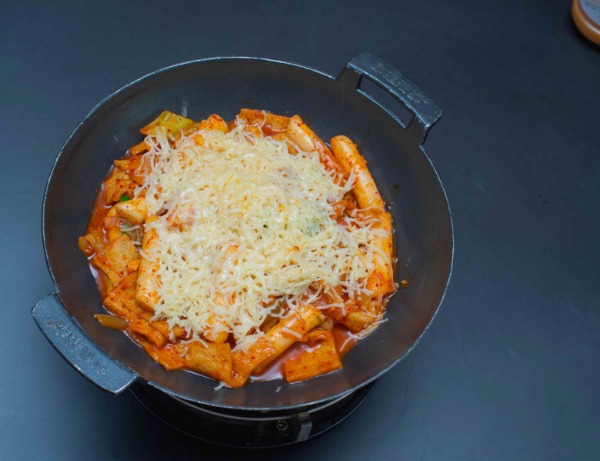 203 roast rice cake with cheese and fish cake in spicy sauce 芝士鱼饼辣炒年糕 （辣）