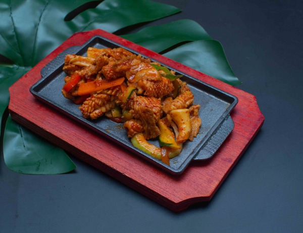 405 Iron squid and porc in spicy sauce 铁板鱿鱼五花肉（辣）