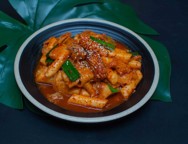202 roast rice cake with seafood in spicy sauce 海鲜辣炒年糕（辣）