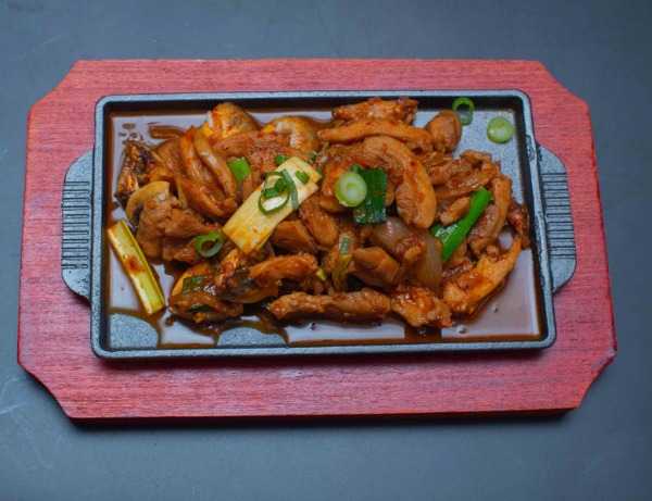 402 Grilled chicken with mushrooms 铁板鸡肉炒白蘑 （辣）