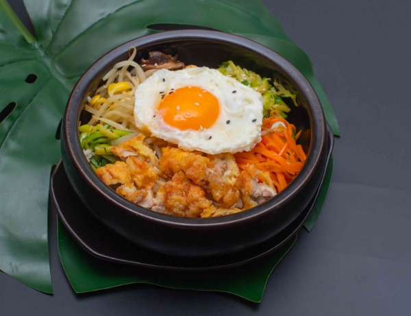 302 FRIED CHICKEN BIBIMBAP 炸鸡石锅拌饭
