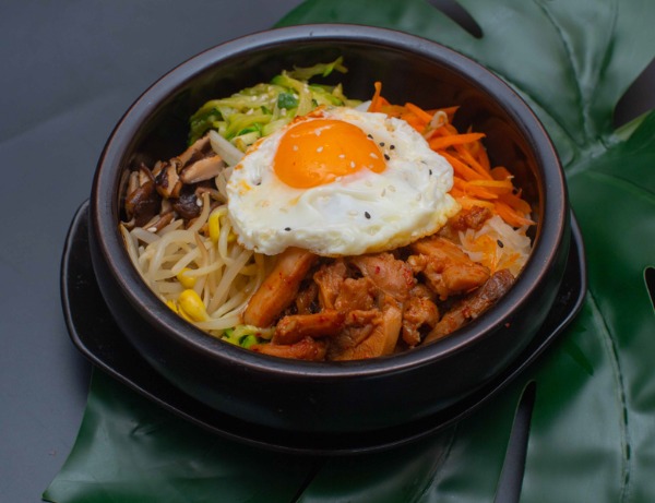 303 SPICY CHICKEN BIBIMBAP 鸡肉石锅拌饭 辣